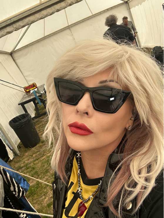 <q>michelle-backstage</q>